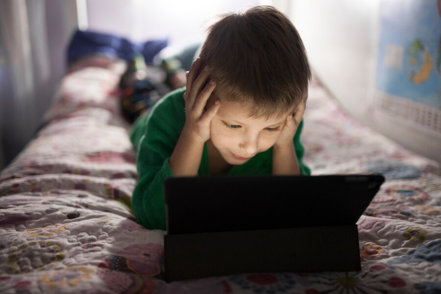 Child using a tablet - Adverse effects of tech exposure